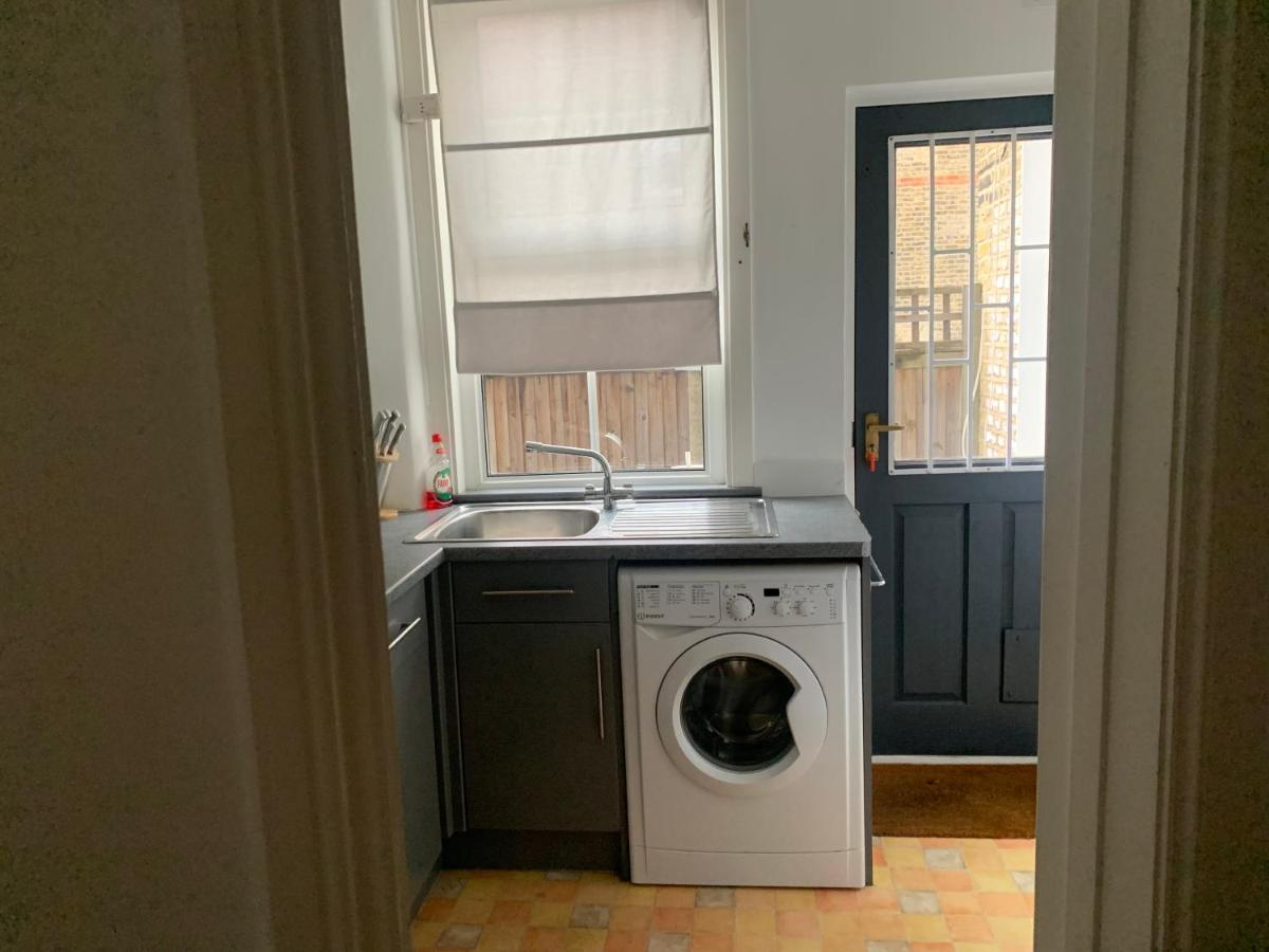 Unique 2 Bedroom Apartment In London/ Excel / Olympic City Close To Central Line Tube Station With Gated Parking Space Extérieur photo